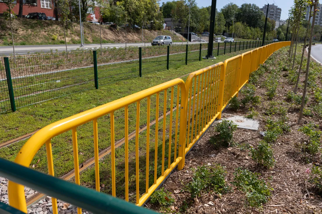 Montaż barierek na budowie linii do Mistrzejowic