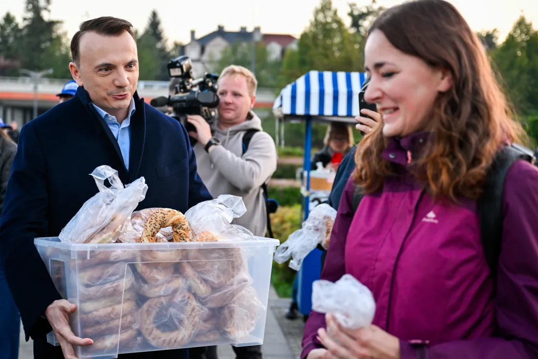 Rozdawanie obwarzanków przez kandydata na prezydenta miasta po wygranej pierwszej turze wyborów.