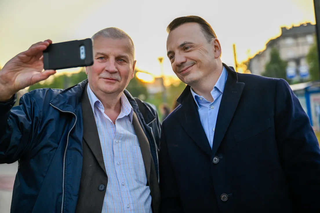 Rozdawanie obwarzanków przez kandydata na prezydenta miasta po wygranej pierwszej turze wyborów.