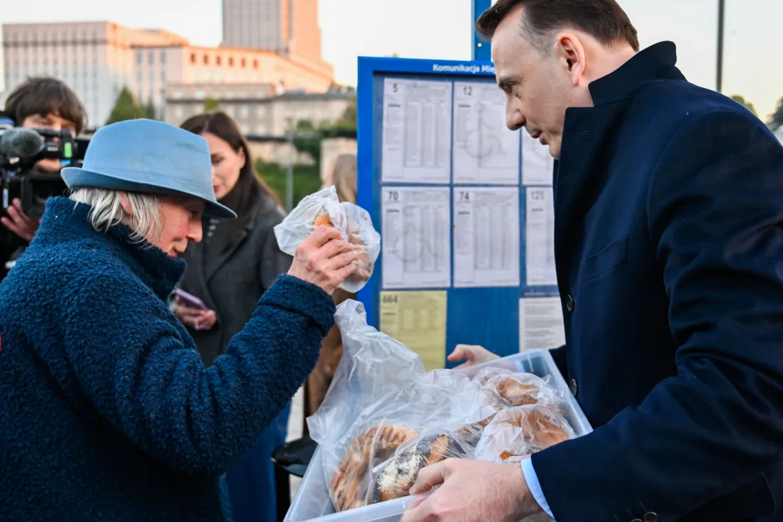 Rozdawanie obwarzanków przez kandydata na prezydenta miasta po wygranej pierwszej turze wyborów.