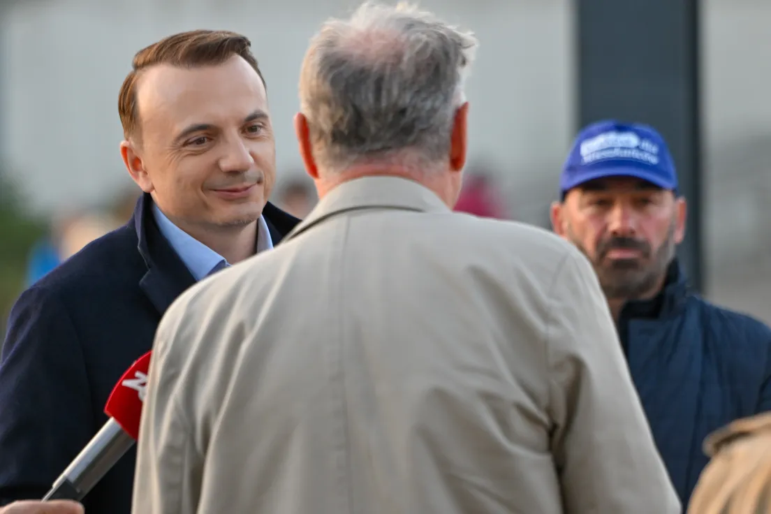 Rozdawanie obwarzanków przez kandydata na prezydenta miasta po wygranej pierwszej turze wyborów.