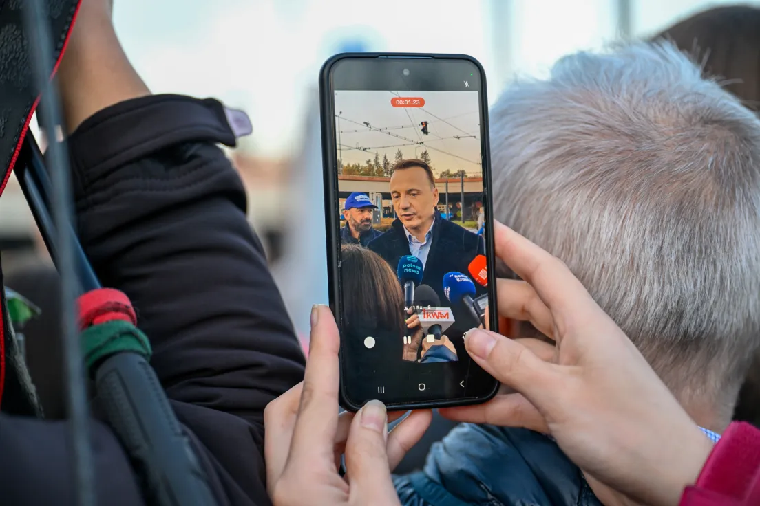 Rozdawanie obwarzanków przez kandydata na prezydenta miasta po wygranej pierwszej turze wyborów.