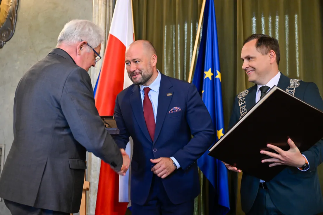 Wręczenie medalu Cracoviae Merenti dla portu lotniczego Balice podczas uroczystej sesji rady miasta