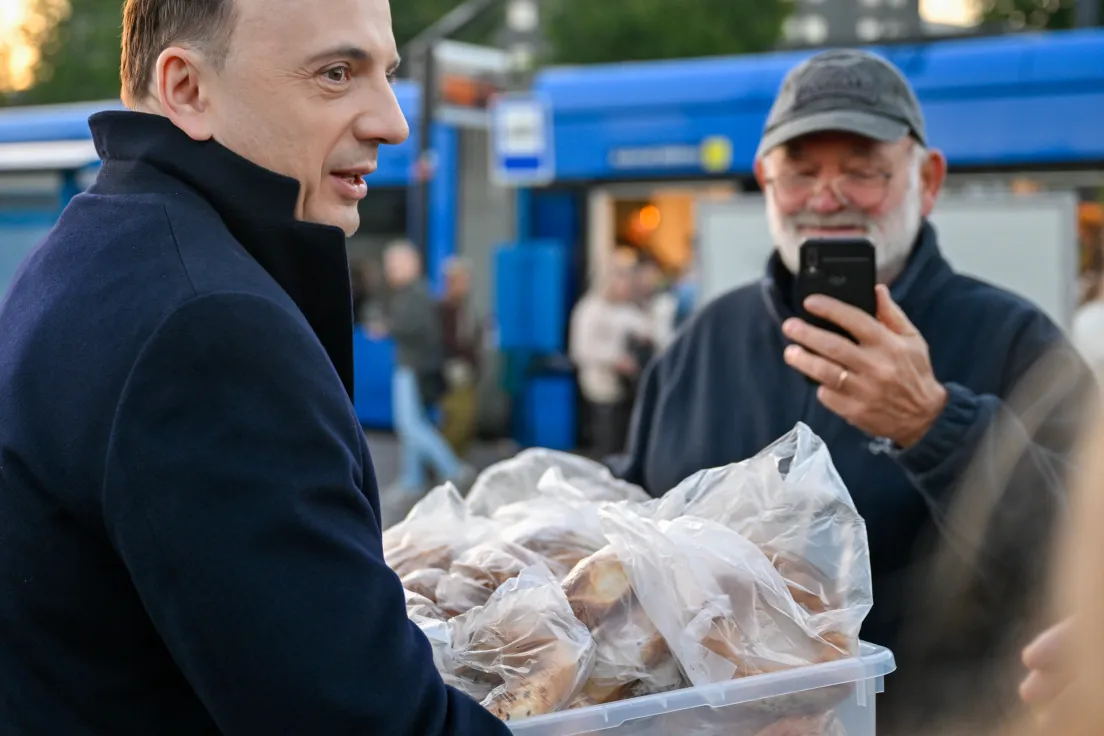 Rozdawanie obwarzanków przez kandydata na prezydenta miasta po wygranej pierwszej turze wyborów.