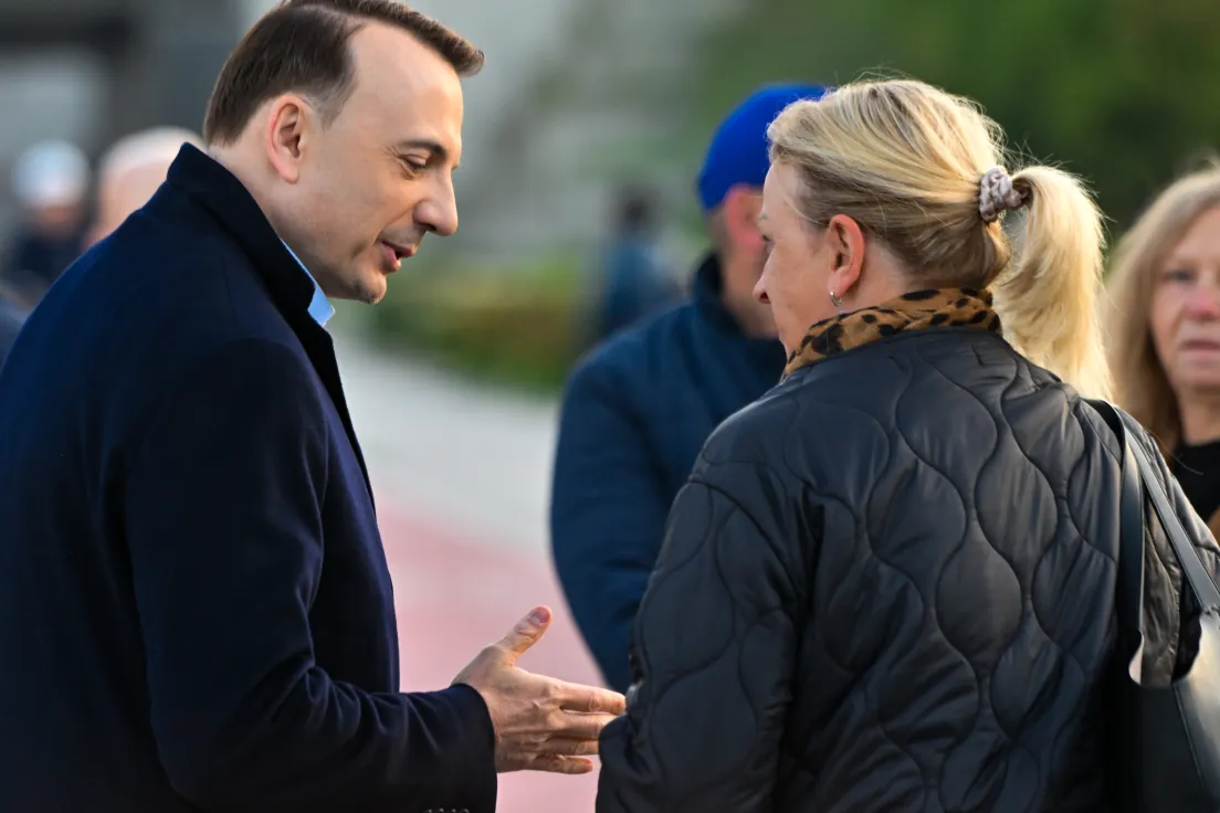 Rozdawanie obwarzanków przez kandydata na prezydenta miasta po wygranej pierwszej turze wyborów.