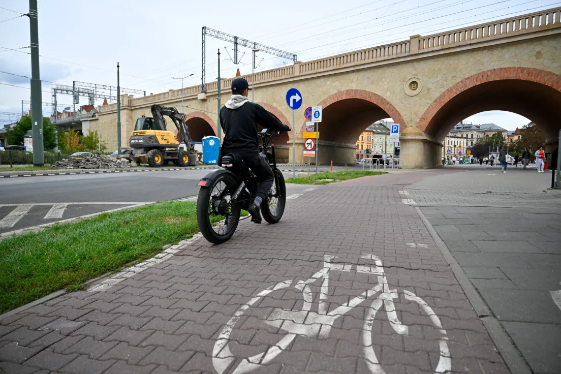 Ścieżka rowerowa pod wiaduktem kolejowym na ul. Grzegórzeckiej