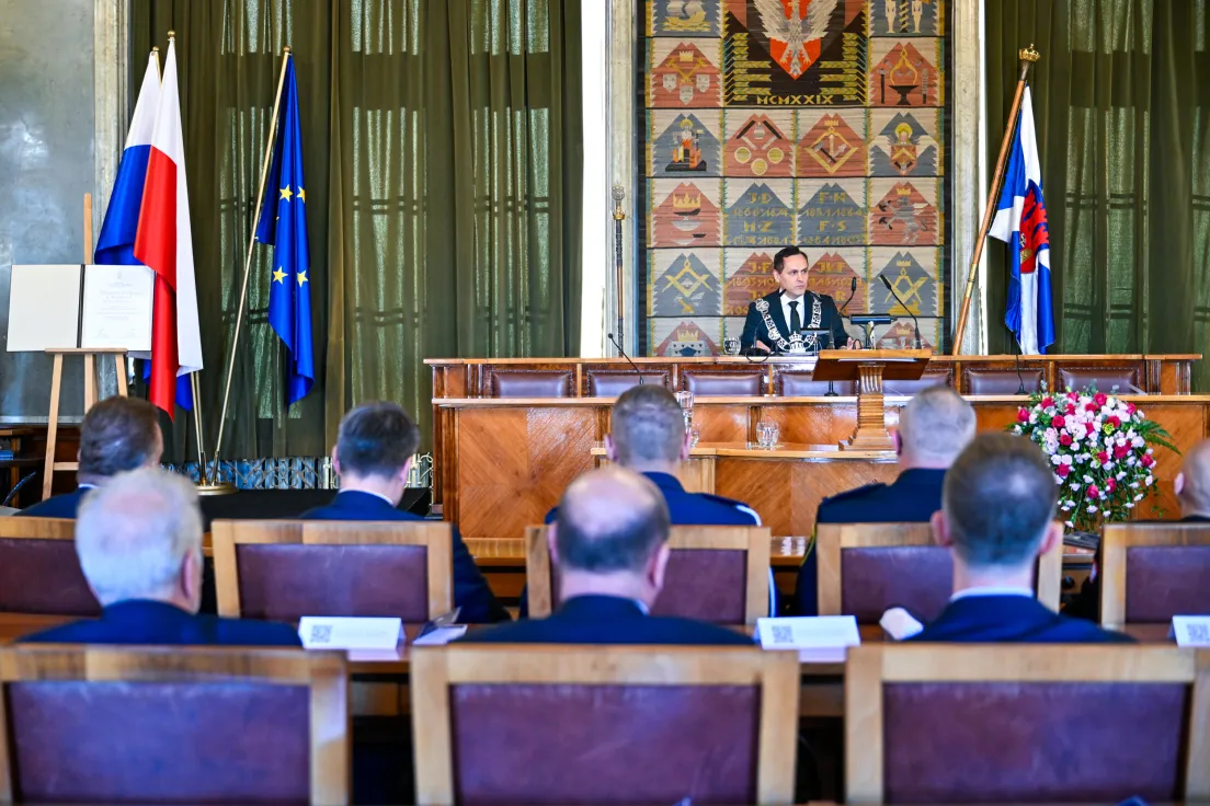 Wręczenie medalu Cracoviae Merenti dla portu lotniczego Balice podczas uroczystej sesji rady miasta
