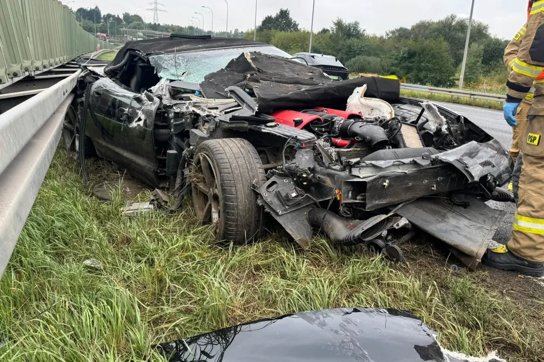 Sportowy samochód uderzył w bariery na autostradzie A4