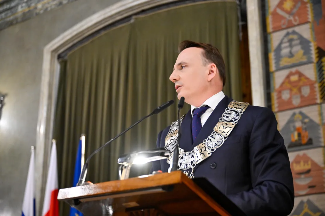 Łukasz Gibała w trakcie przemówienia do Rady Miasta Krakowa