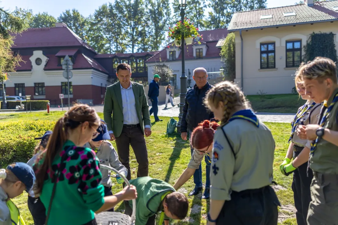 Sadzenie krokusów w Parku św. Kingi