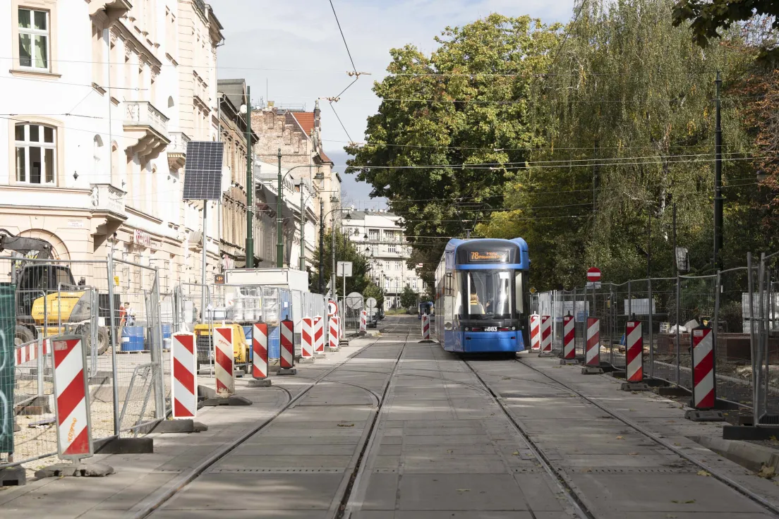 Prace przy przebudowie torów w rejonie Teatru Bagatela