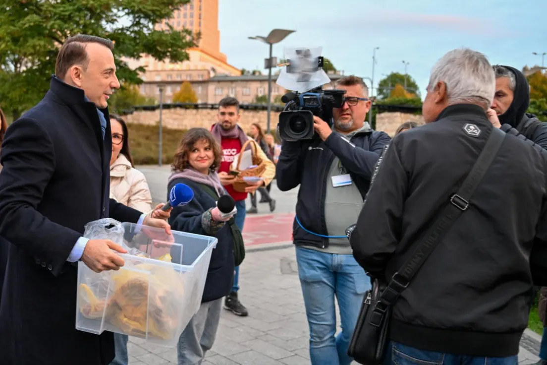 Łukasz Gibała na Rondzie Mogilskim po wygranej w wyborach