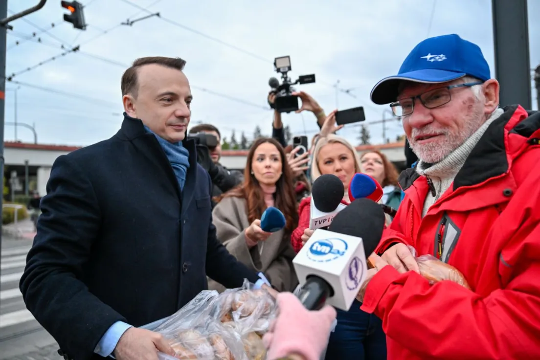 Łukasz Gibała na Rondzie Mogilskim po wygranej w wyborach