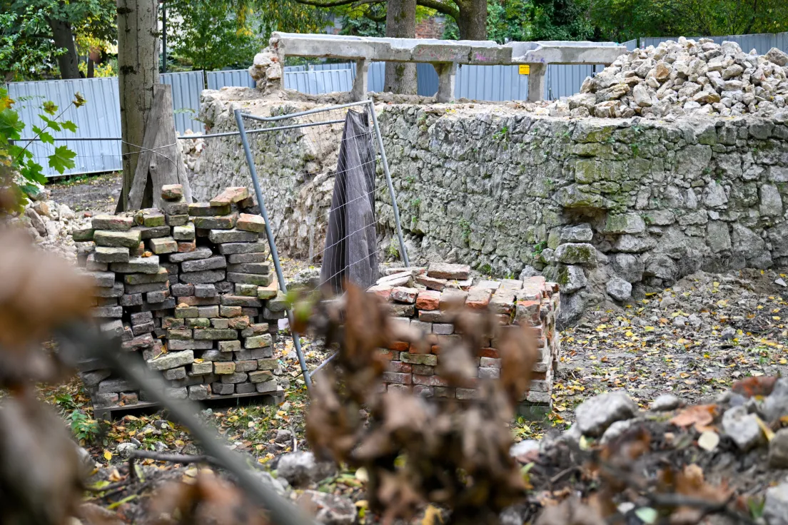 Renowacja ruin dworskich stajni przy Dworze Bemów