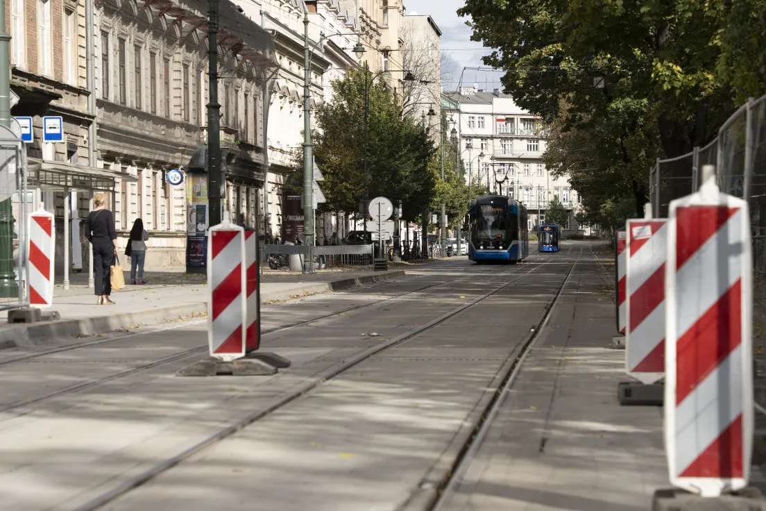 Prace przy przebudowie torów w rejonie Teatru Bagatela