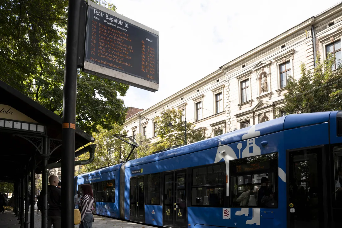 Prace przy przebudowie torów w rejonie Teatru Bagatela