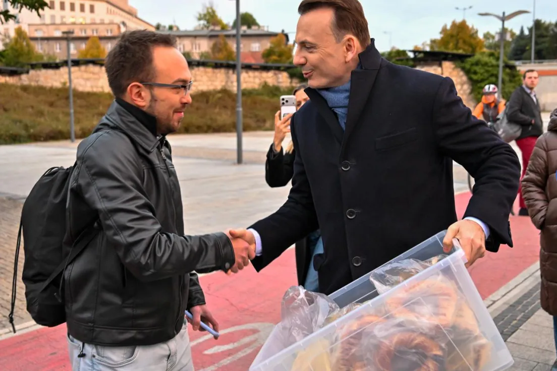 Łukasz Gibała na Rondzie Mogilskim po wygranej w wyborach
