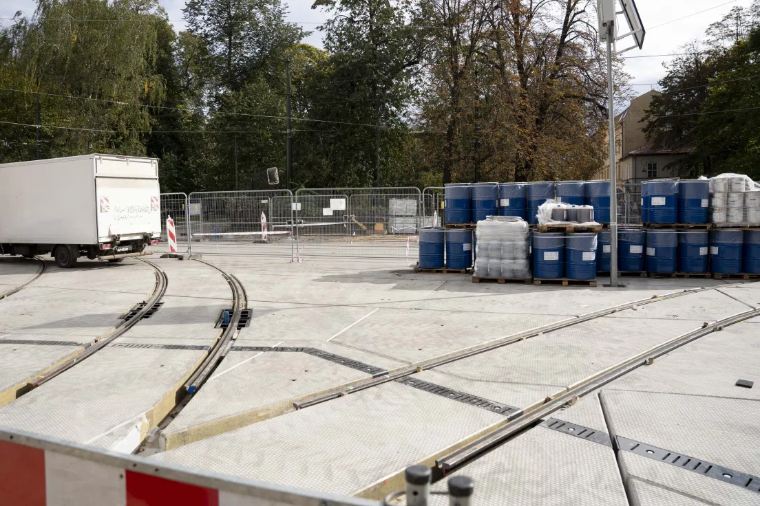 Prace przy przebudowie torów w rejonie Teatru Bagatela