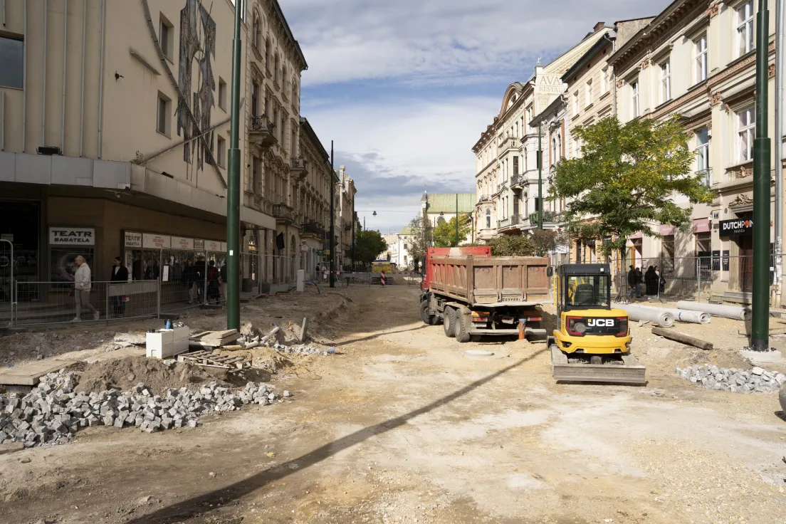 Prace przy przebudowie torów w rejonie Teatru Bagatela