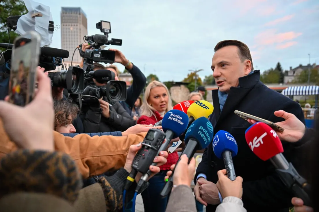 Łukasz Gibała na Rondzie Mogilskim po wygranej w wyborach