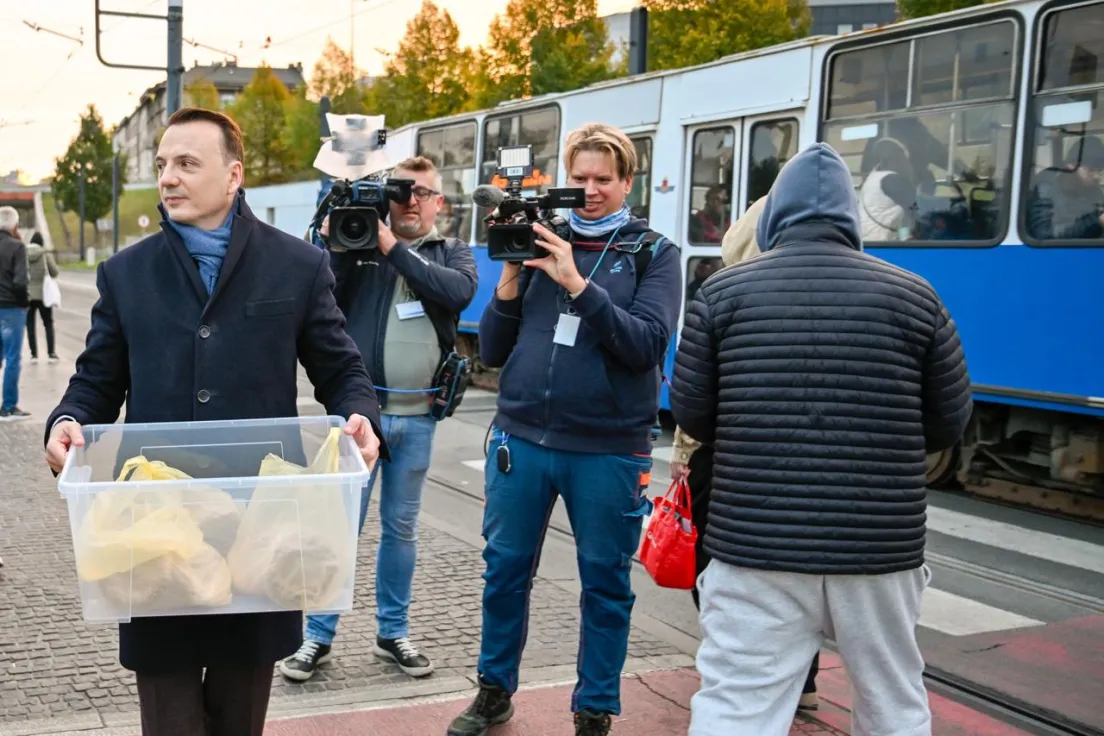 Łukasz Gibała na Rondzie Mogilskim po wygranej w wyborach