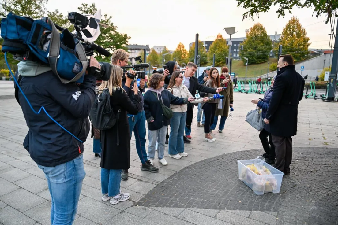 Łukasz Gibała na Rondzie Mogilskim po wygranej w wyborach