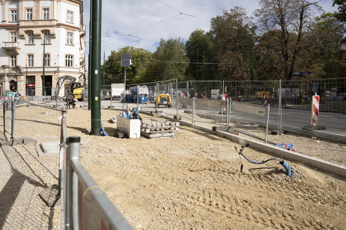 Prace przy przebudowie torów w rejonie Teatru Bagatela