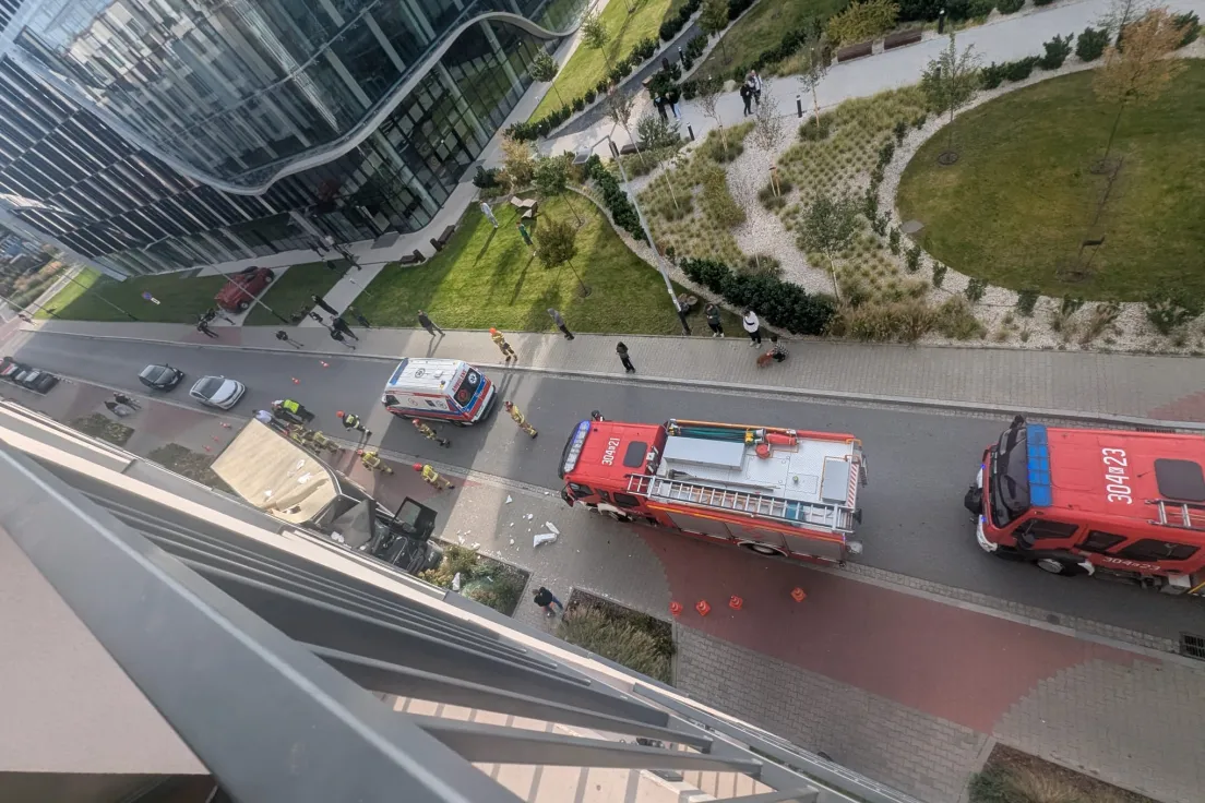 Samochód ciężarowy wyjechał w budynek