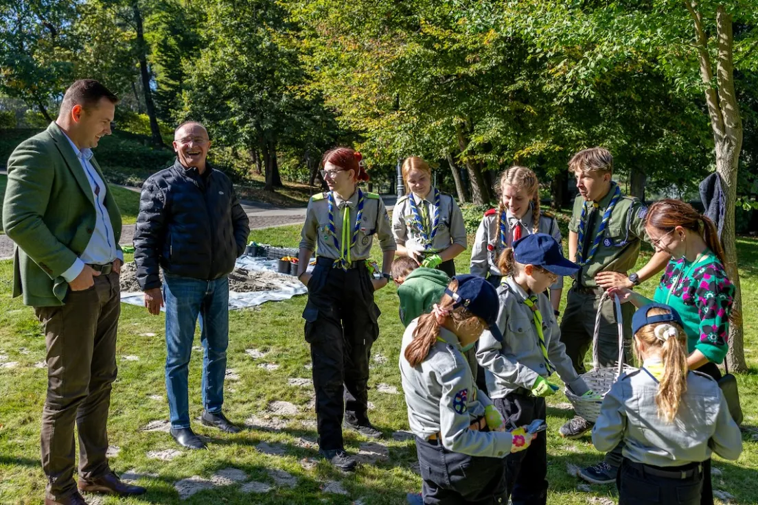 Sadzenie krokusów w Parku św. Kingi