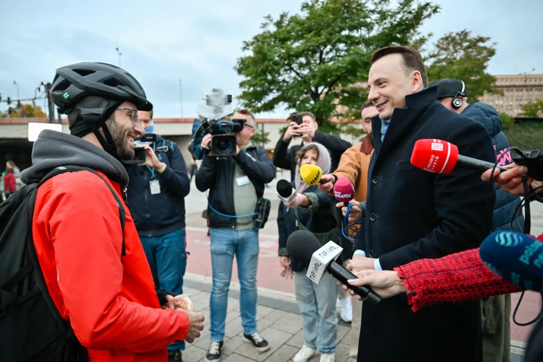 Łukasz Gibała na Rondzie Mogilskim po wygranej w wyborach