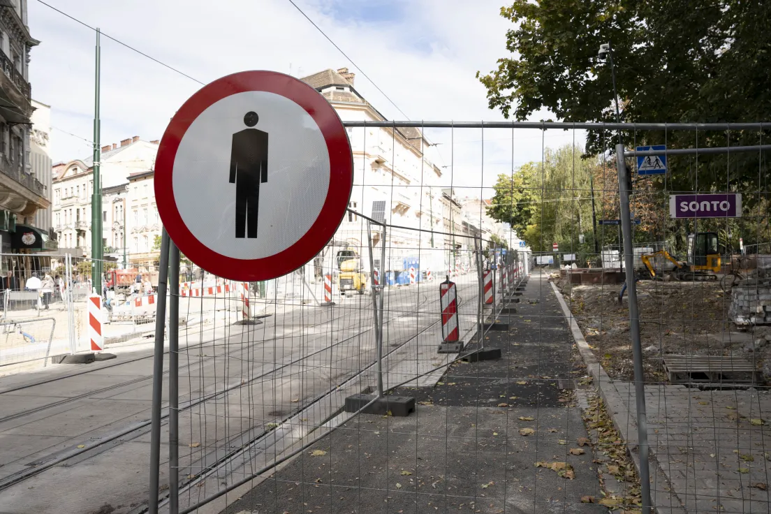 Prace przy przebudowie torów w rejonie Teatru Bagatela