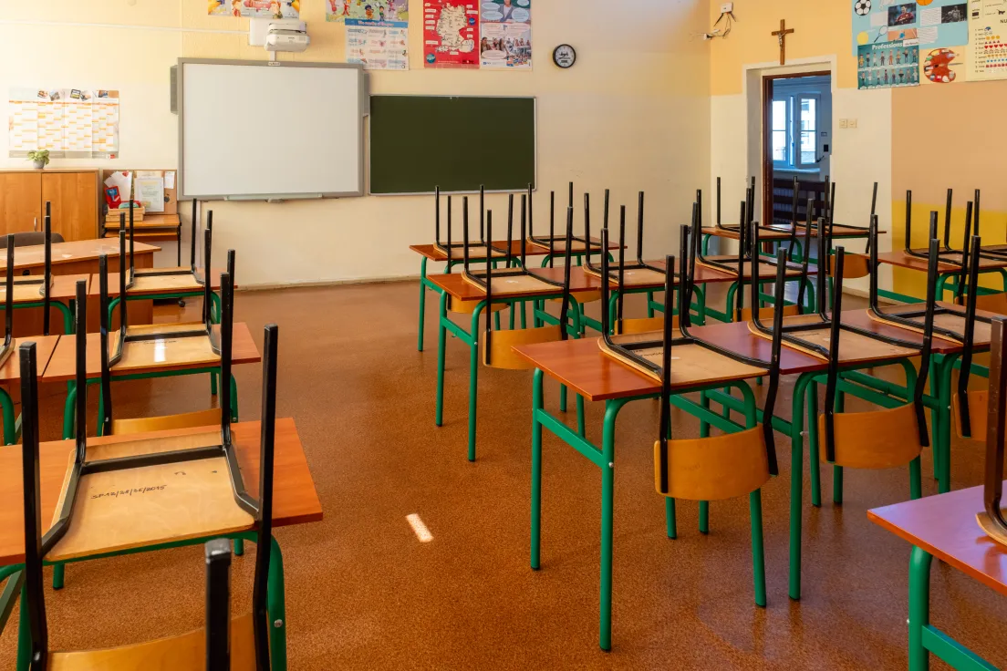 Szkoła przed pierwszym dzwonkiem - zdjęcie ilustracyjne