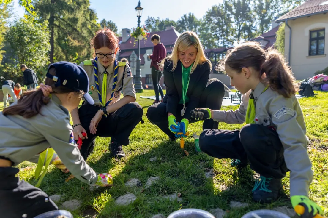 Sadzenie krokusów w Parku św. Kingi
