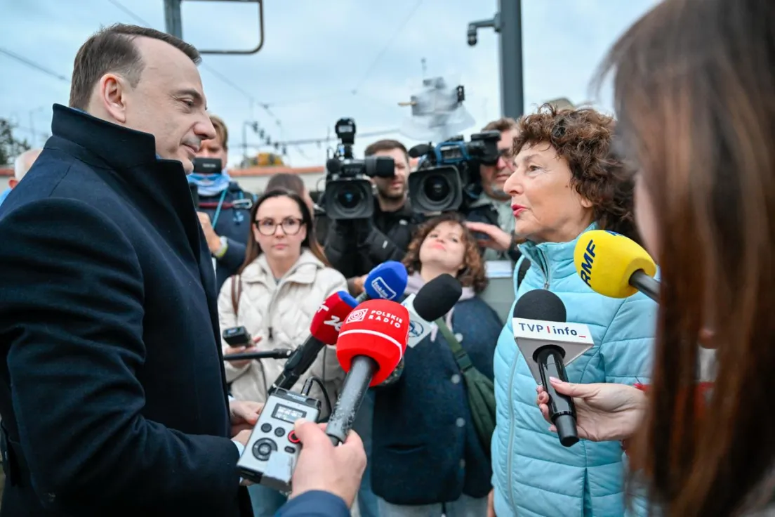 Łukasz Gibała na Rondzie Mogilskim po wygranej w wyborach