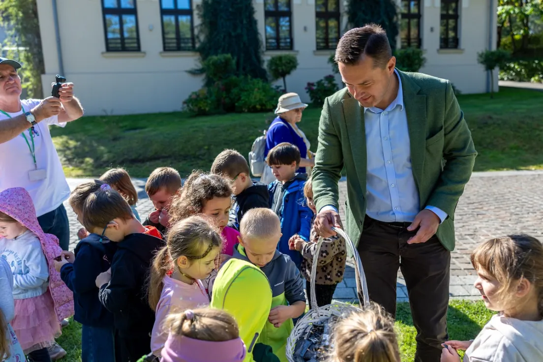 Sadzenie krokusów w Parku św. Kingi