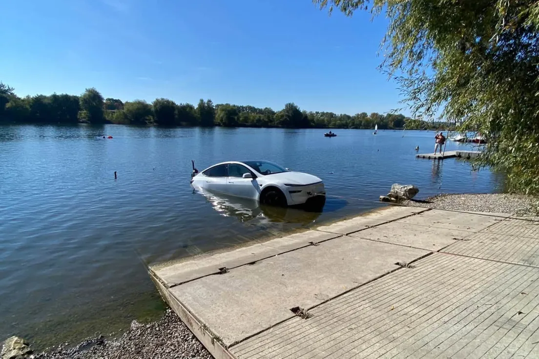 Tesla z opcją łódź podwodna