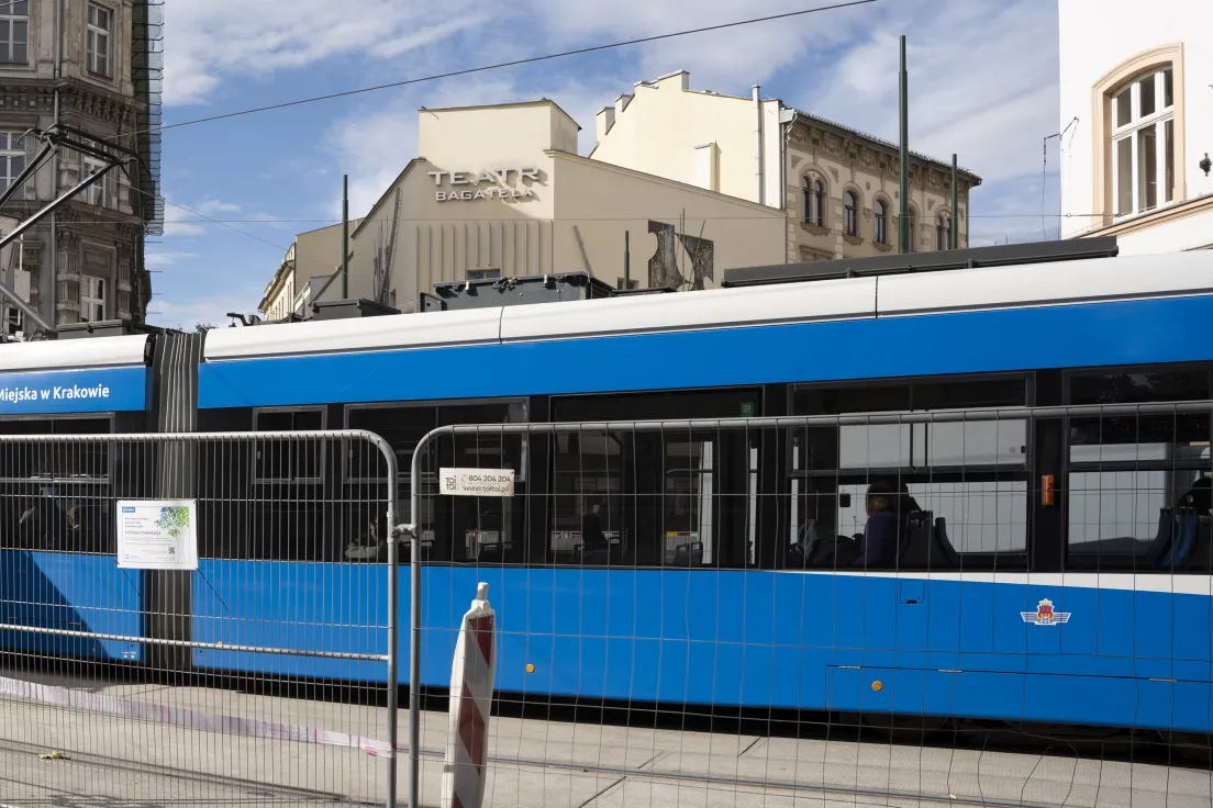 Prace przy przebudowie torów w rejonie Teatru Bagatela