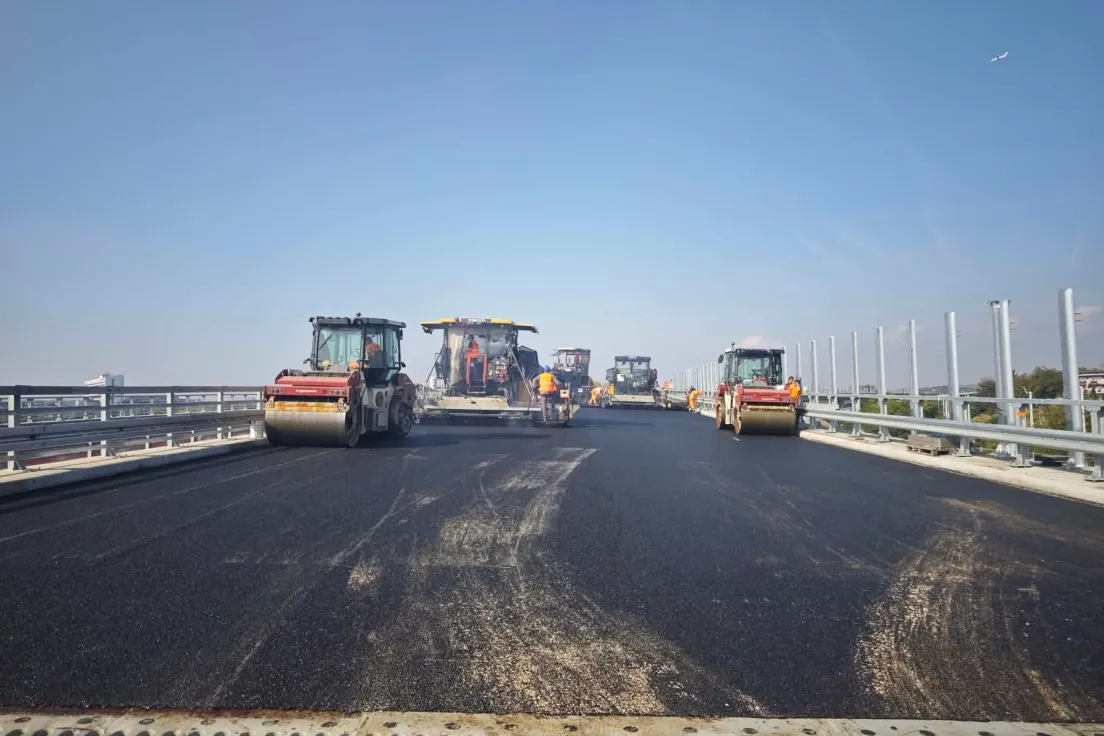 Układanie asfaltu na estakadach węzła Mistrzejowice