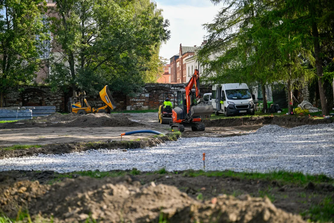 Prace przy budowie ogrodu kontemplacyjnego i sadu przy ul. Skałecznej