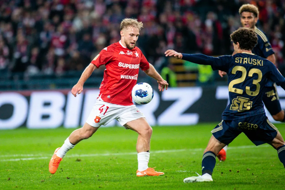 Kacper Duda strzela na bramkę Rakowa