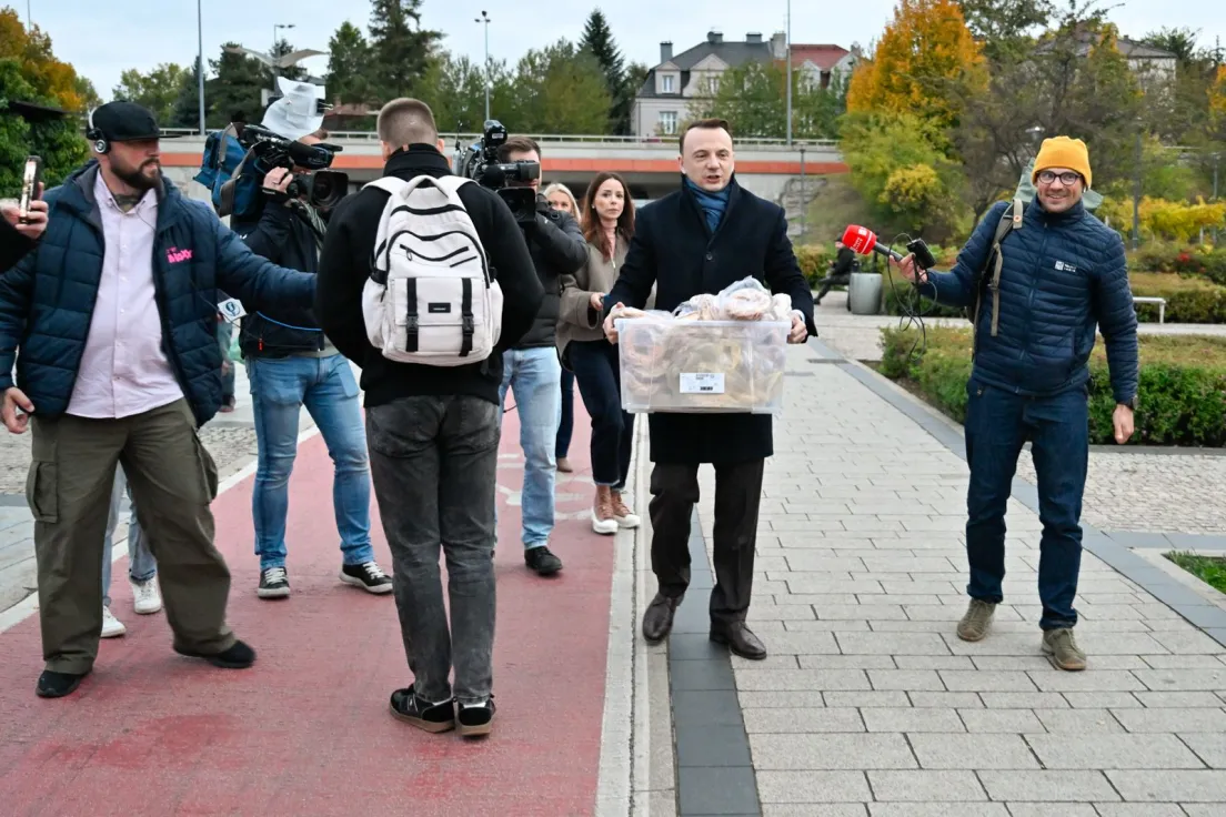 Łukasz Gibała na Rondzie Mogilskim po wygranej w wyborach