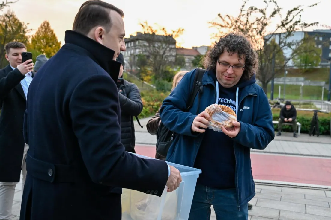 Łukasz Gibała na Rondzie Mogilskim po wygranej w wyborach