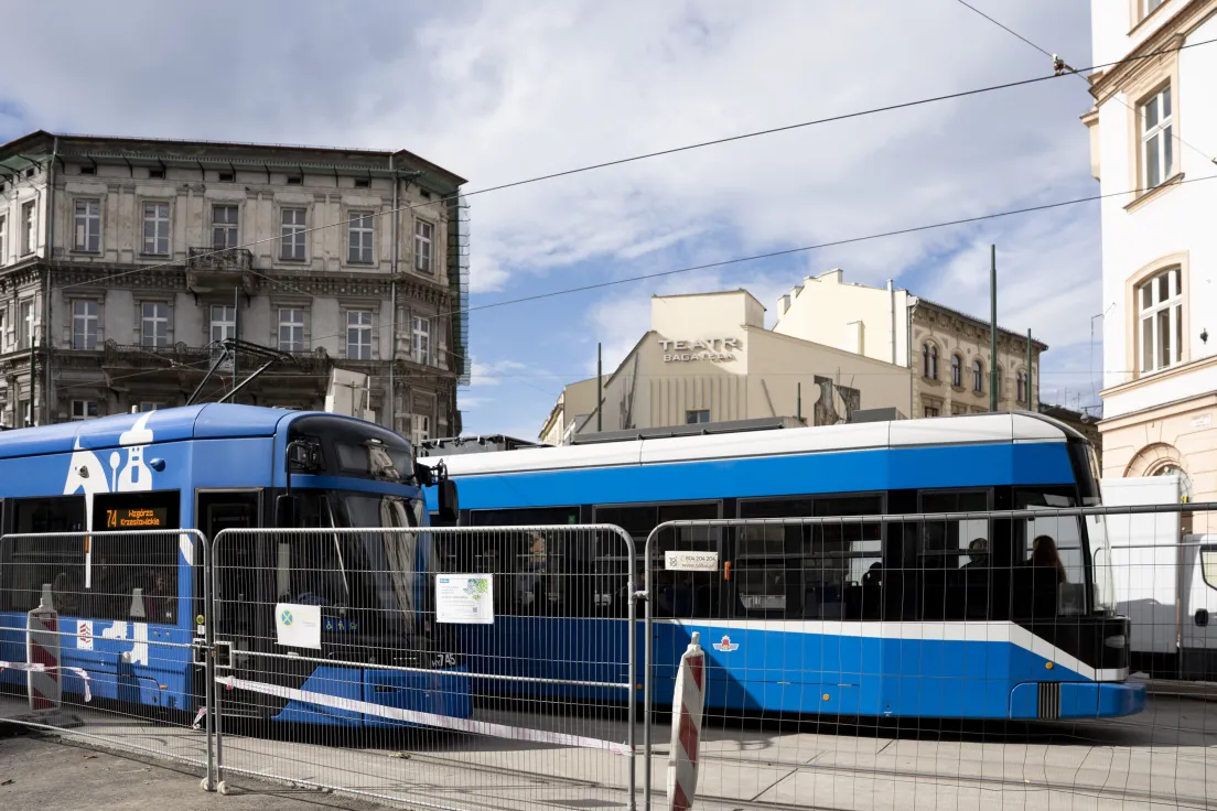 Prace przy przebudowie torów w rejonie Teatru Bagatela
