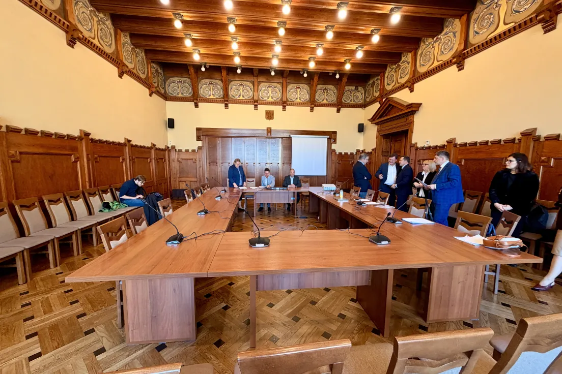 Pusta sala na posiedzeniu komisji rewizyjnej