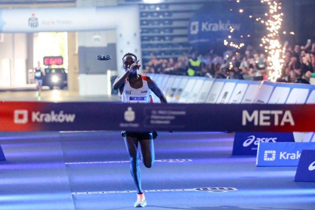 Derrick Chege Njorge na mecie 12. PKO Cracovia Półmaratonu Królewskiego