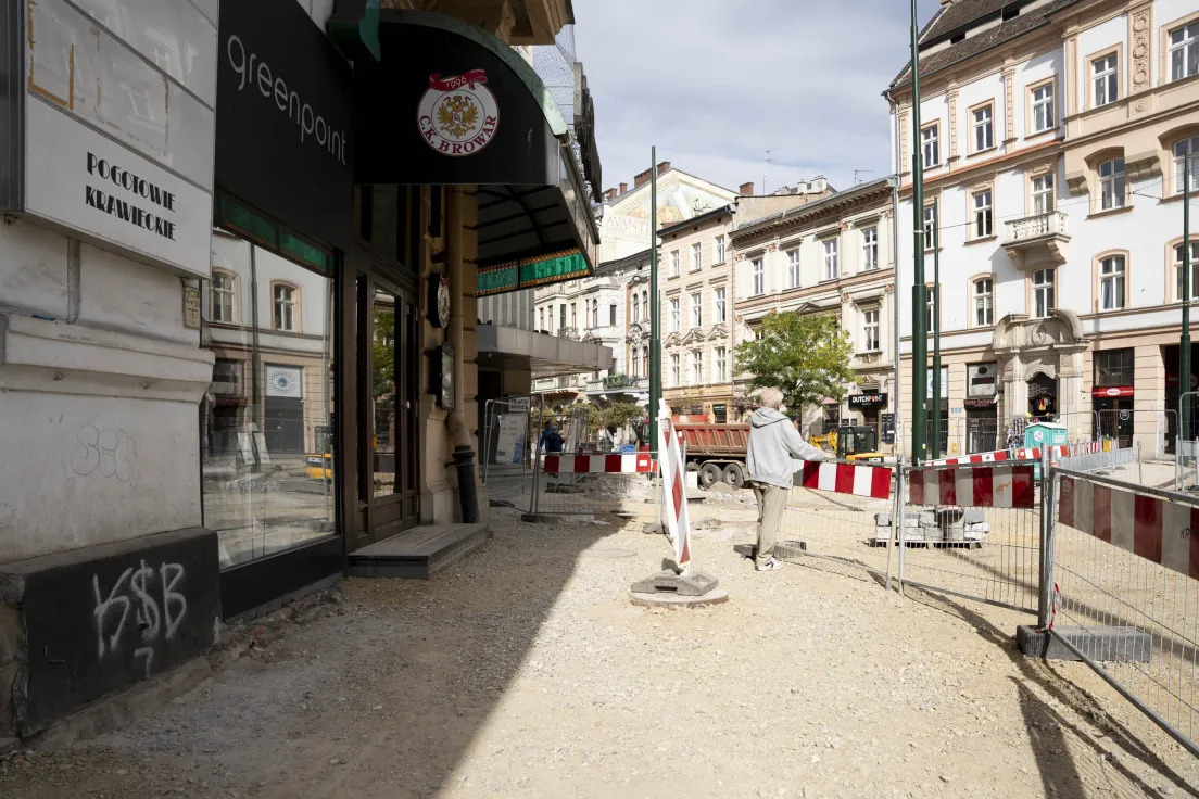 Prace przy przebudowie torów w rejonie Teatru Bagatela