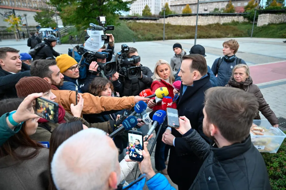 Łukasz Gibała na Rondzie Mogilskim po wygranej w wyborach