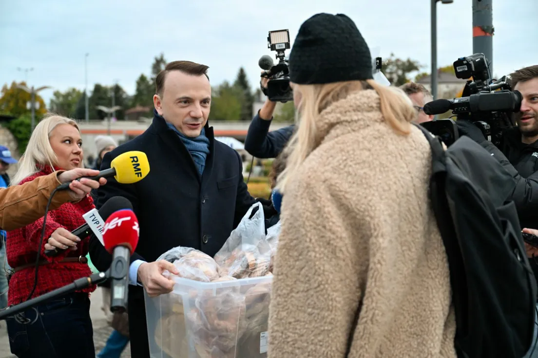 Łukasz Gibała na Rondzie Mogilskim po wygranej w wyborach