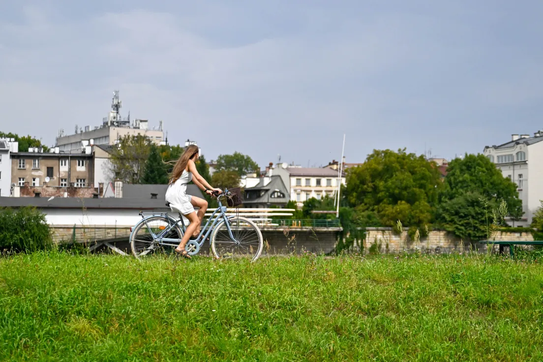Rowerzystka na bulwarach wiślanych