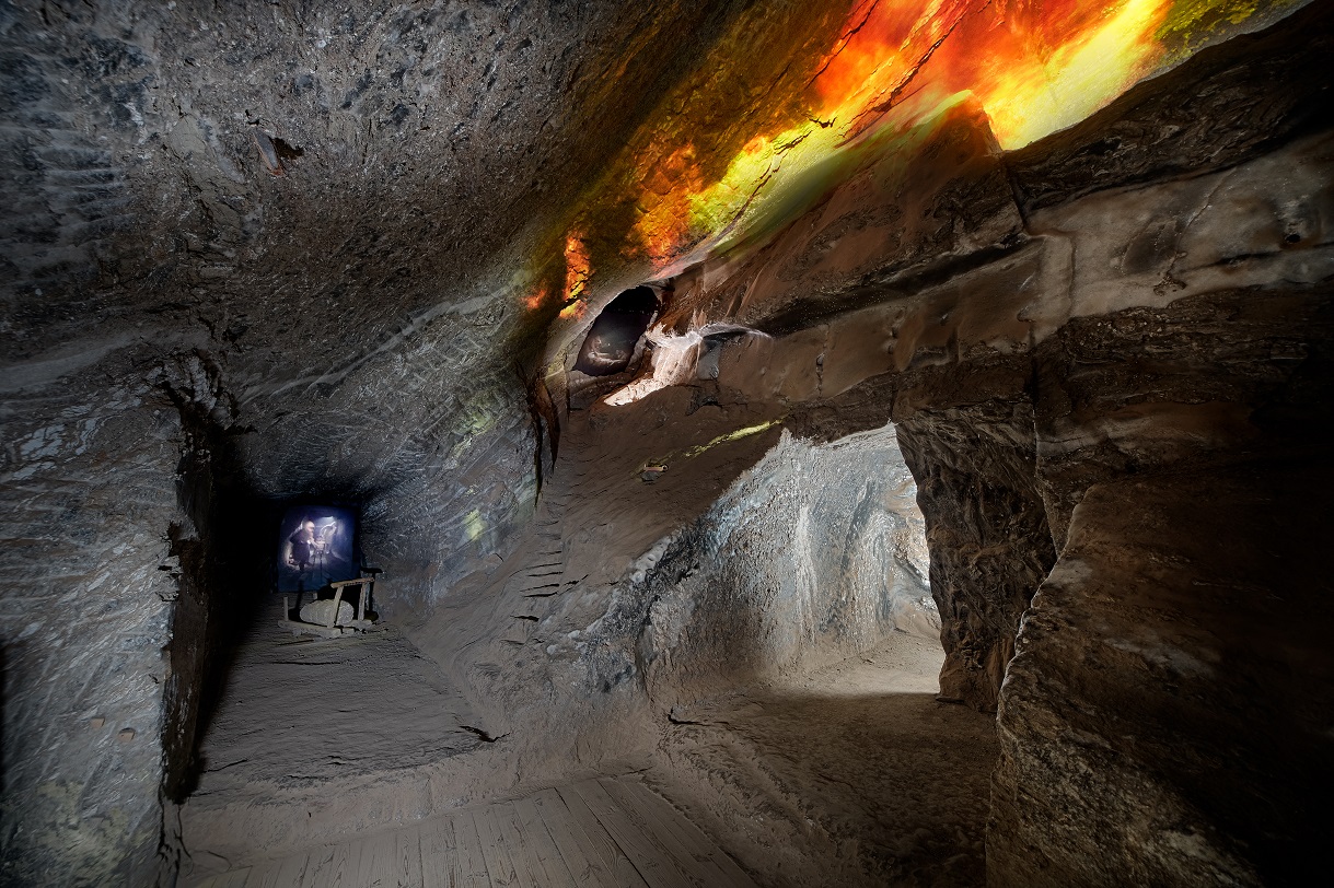 Projekcja pokazująca sposób pozbywania się niebezpiecznego gazu metanu poprzez wypalanie go przez górników – jedno ze stanowisk Ekspozycji Multimedialnej w Kopalni Soli Bochnia